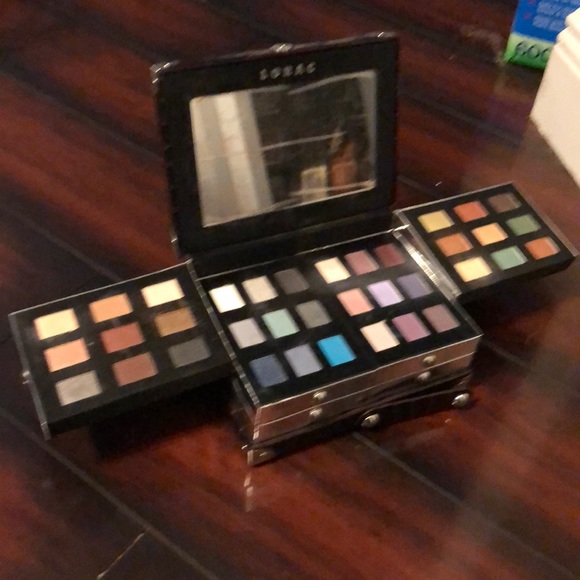 Lorac makeup kit gently used - Picture 2 of 4